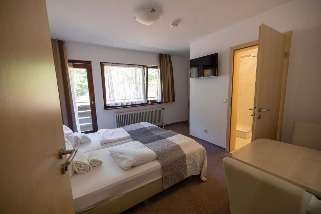 Berghotel Und Restaurant Kraeuter Chalet Furtwangen Eksteriør bilde
