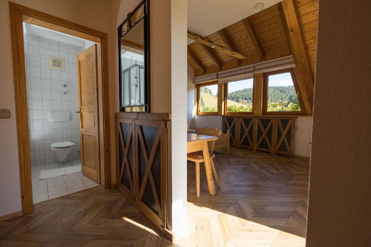 Berghotel Und Restaurant Kraeuter Chalet Furtwangen Eksteriør bilde