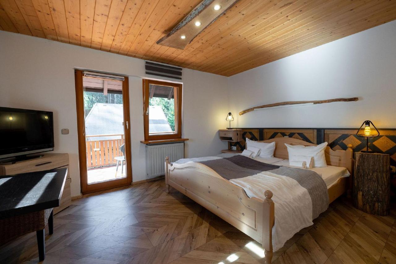 Berghotel Und Restaurant Kraeuter Chalet Furtwangen Eksteriør bilde