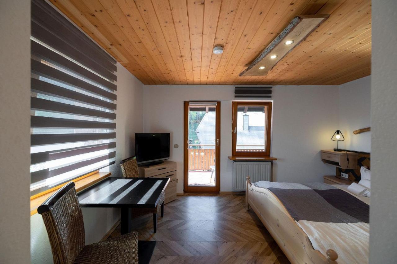 Berghotel Und Restaurant Kraeuter Chalet Furtwangen Eksteriør bilde