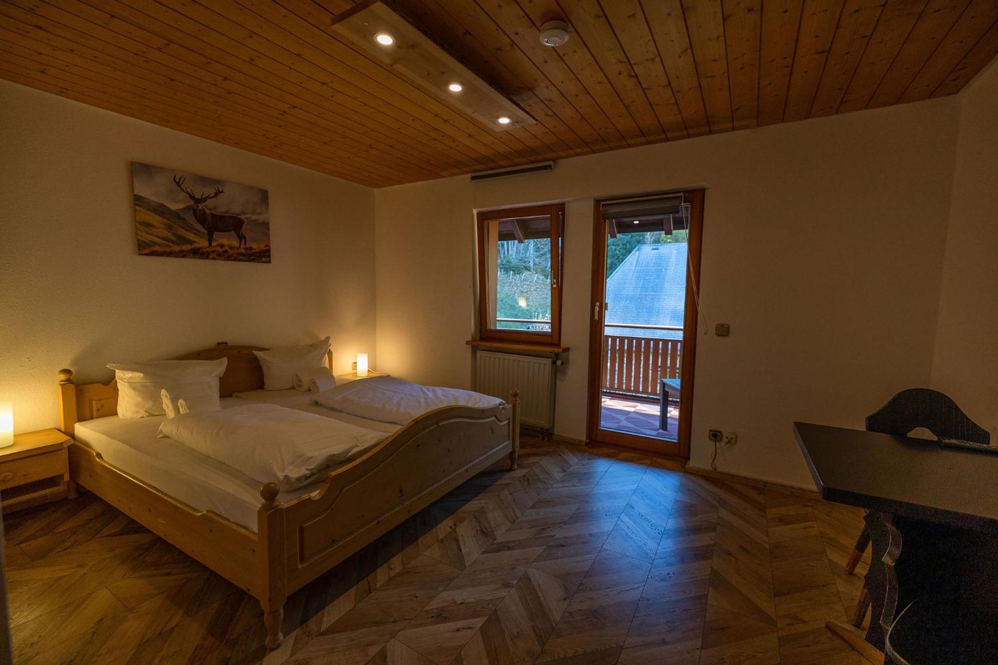 Berghotel Und Restaurant Kraeuter Chalet Furtwangen Eksteriør bilde